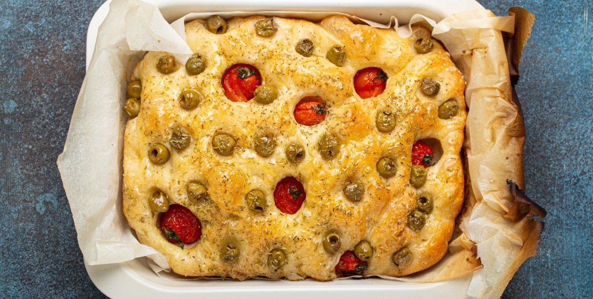 Focaccia maison aux olives et tomates cerises.