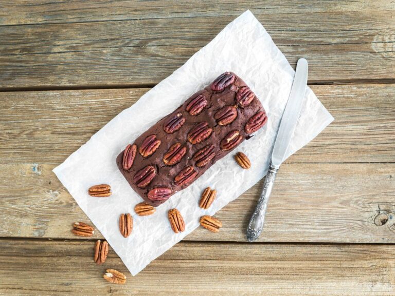 Gâteau au chocolat et aux noix de pécan.