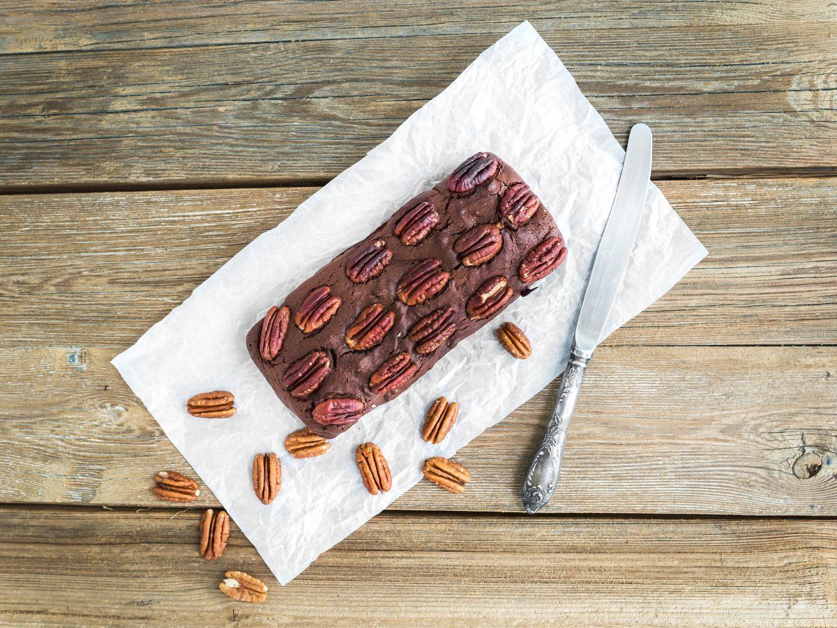 Gâteau au chocolat et aux noix de pécan.