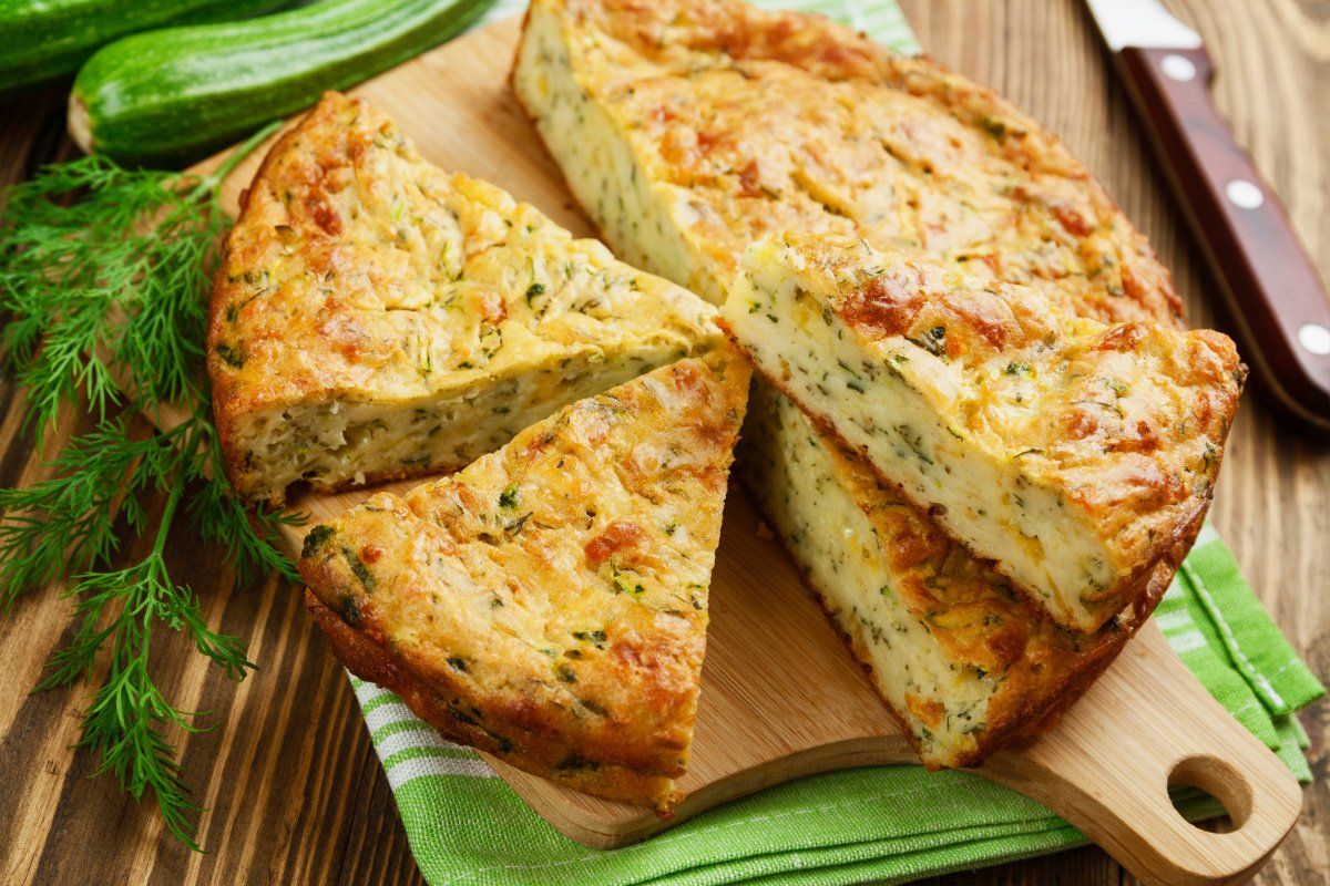 G&acirc;teau sal&eacute; aux courgettes et &agrave; l'aneth, coup&eacute; en part.