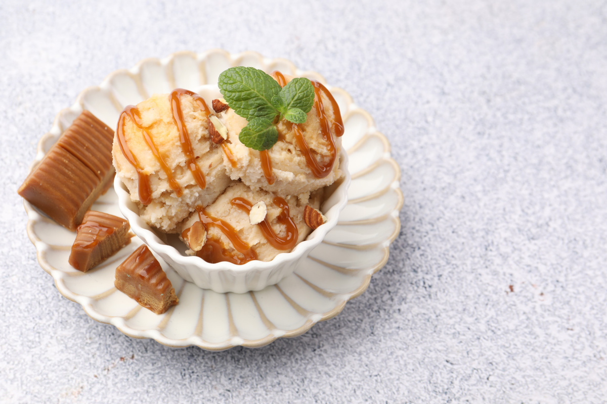Glace au caramel garnie d'amandes effil&eacute;es et de menthe fra&icirc;che.