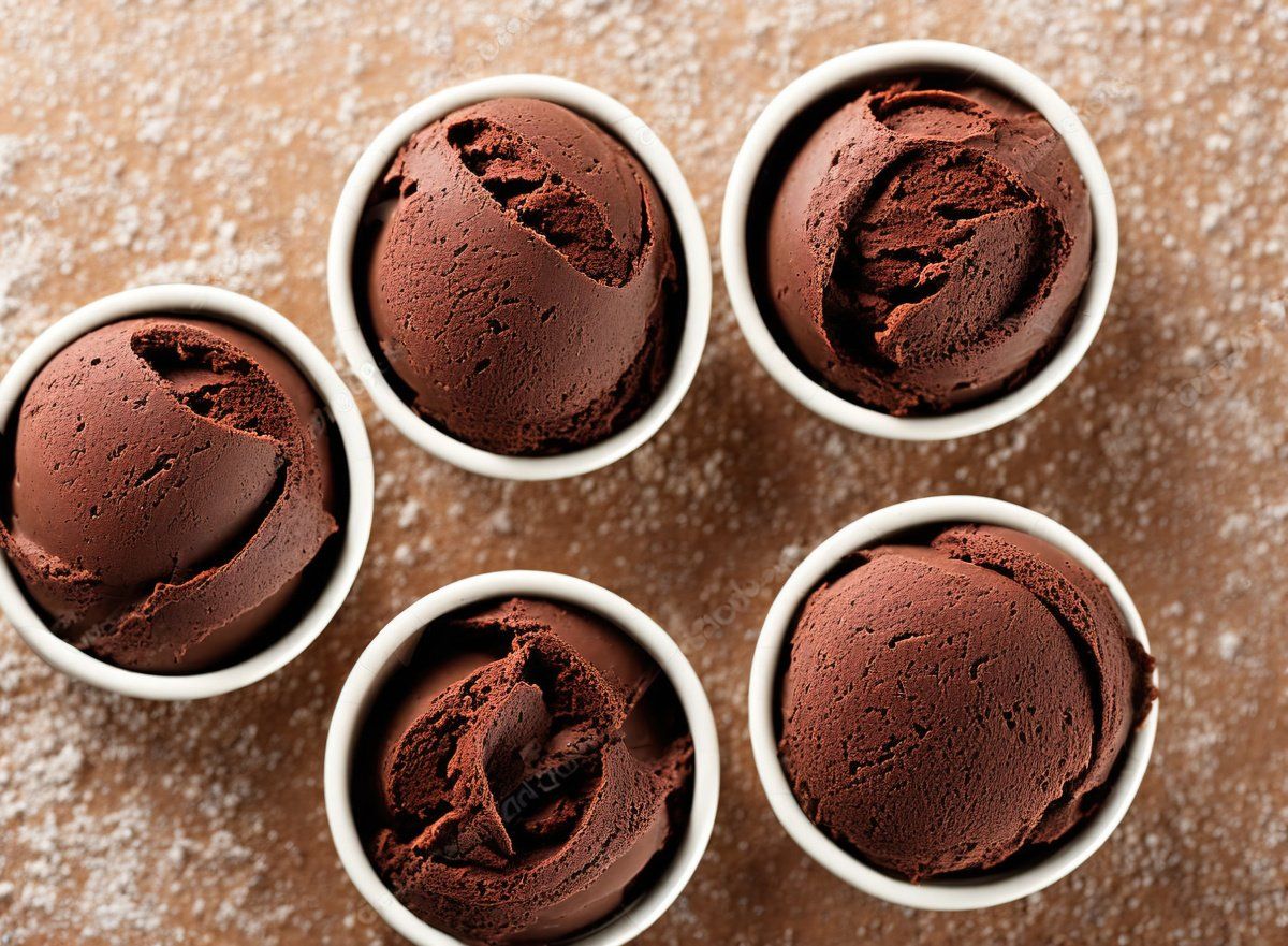 Glace au chocolat dans des ramequins.
