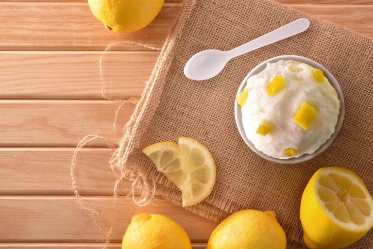 Glace au citron décorée de morceaux de citron.