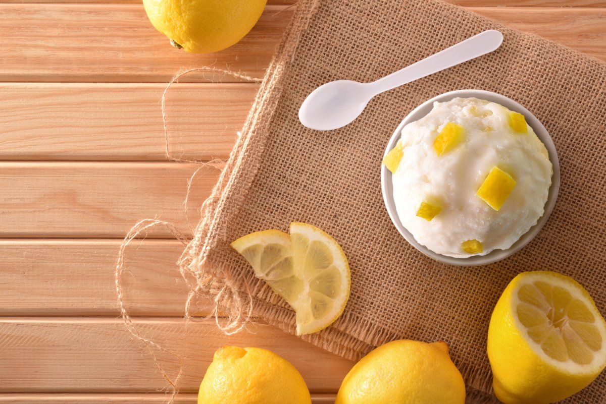 Glace au citron d&eacute;cor&eacute;e de morceaux de citron.