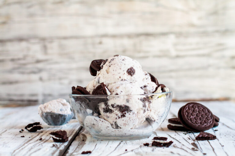 Glace cookies and cream .