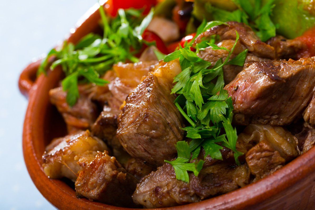 Gyuvech bulgare de b&oelig;uf aux l&eacute;gumes garni de persil.