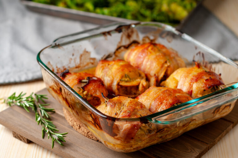 Hauts de cuisse de poulet au bacon rôtis dans un plat en verre.