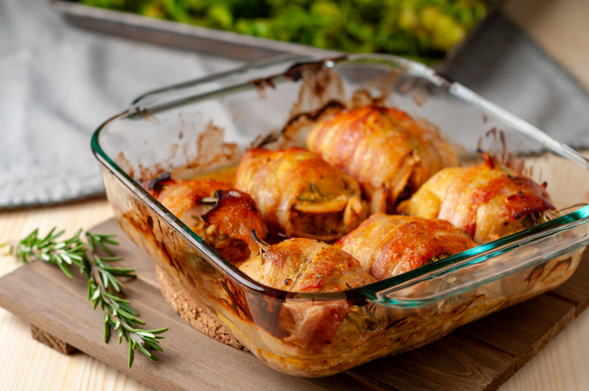 Hauts de cuisse de poulet au bacon r&ocirc;tis dans un plat en verre.
