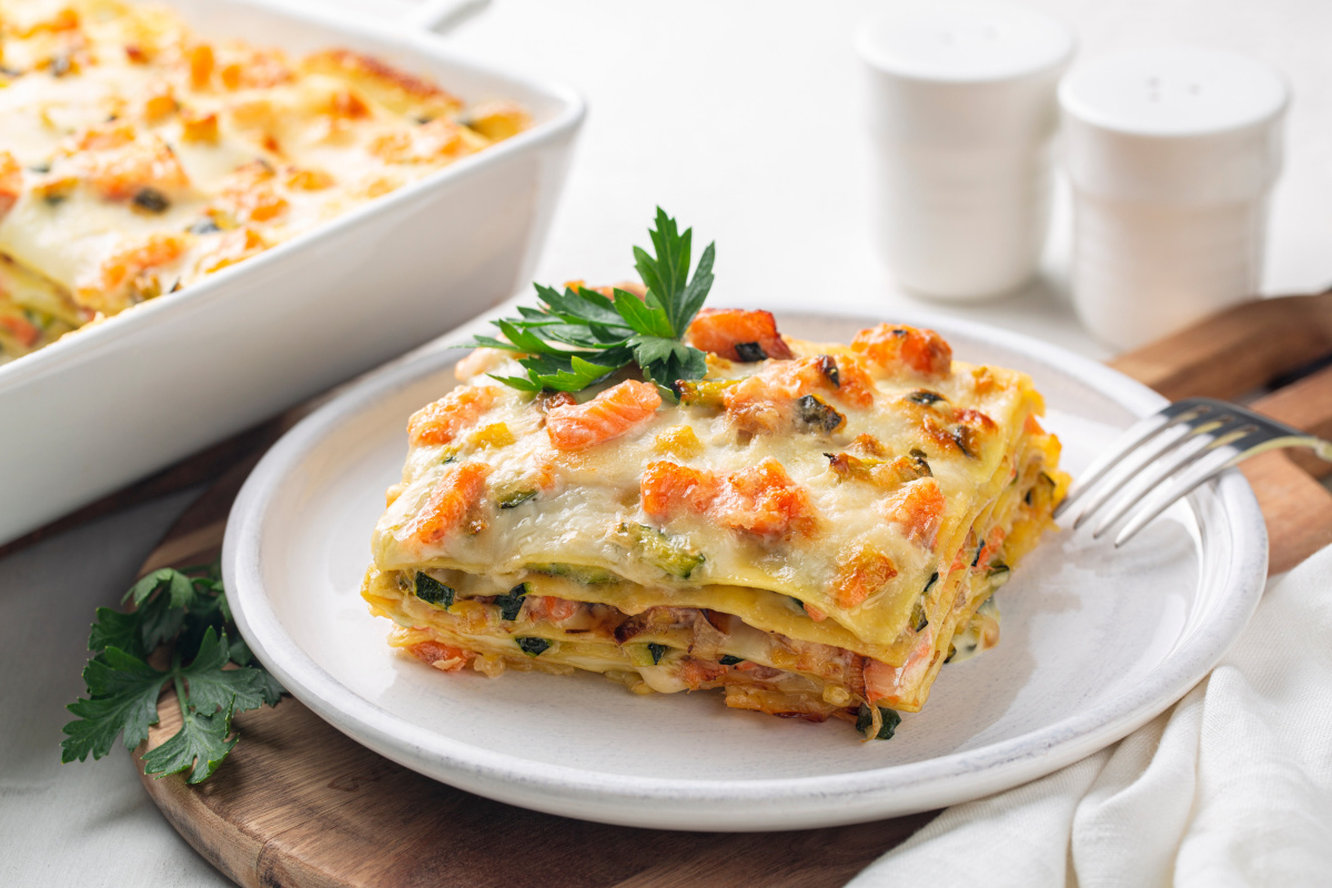 Part de lasagnes au saumon et courgettes gratinée.