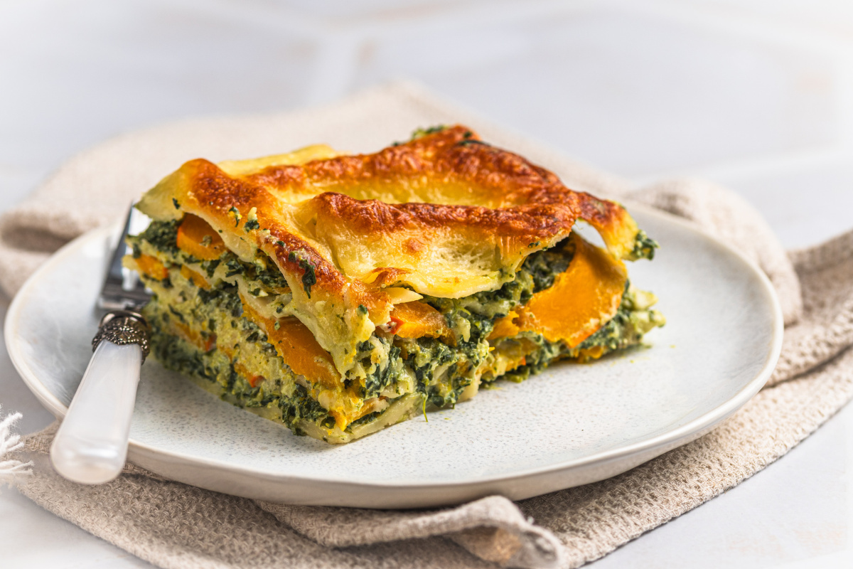 Part de lasagnes v&eacute;g&eacute;tariennes au potiron et &eacute;pinards.