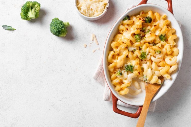 Plat de mac and cheese au brocoli, gratiné.
