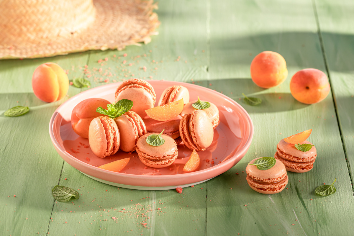 Macarons &agrave; la p&ecirc;che faits maison.