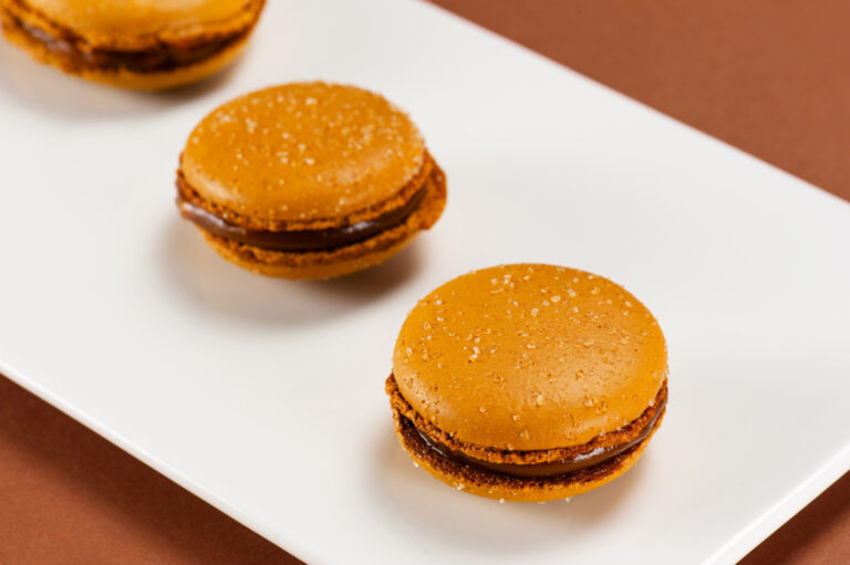 Macarons au caramel au beurre salé.