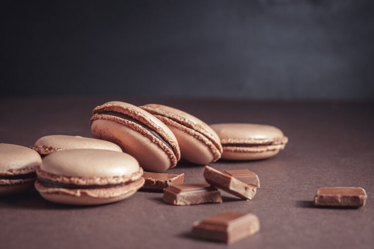 Macarons au chocolat brun avec des morceaux de chocolat.