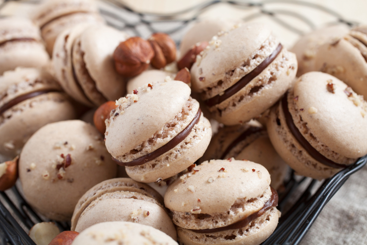 Macarons au chocolat et &agrave; la noisette.