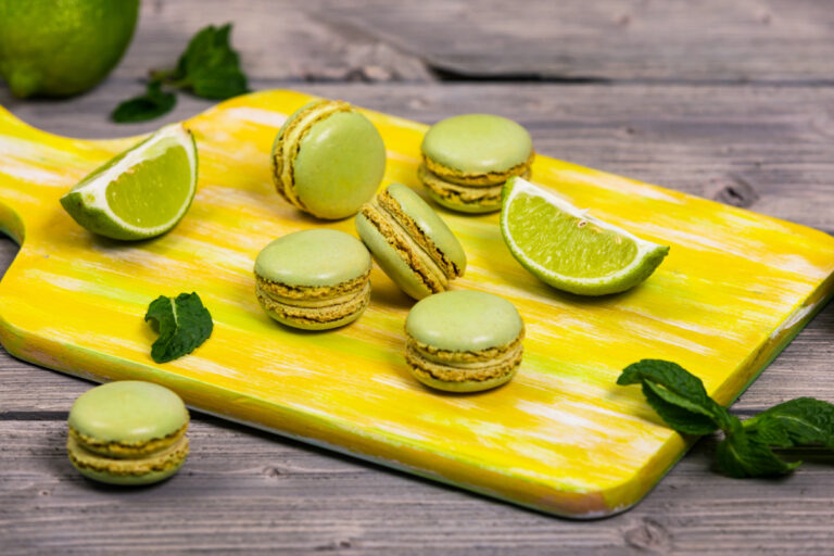 Macarons verts au citron vert et menthe fraîche.