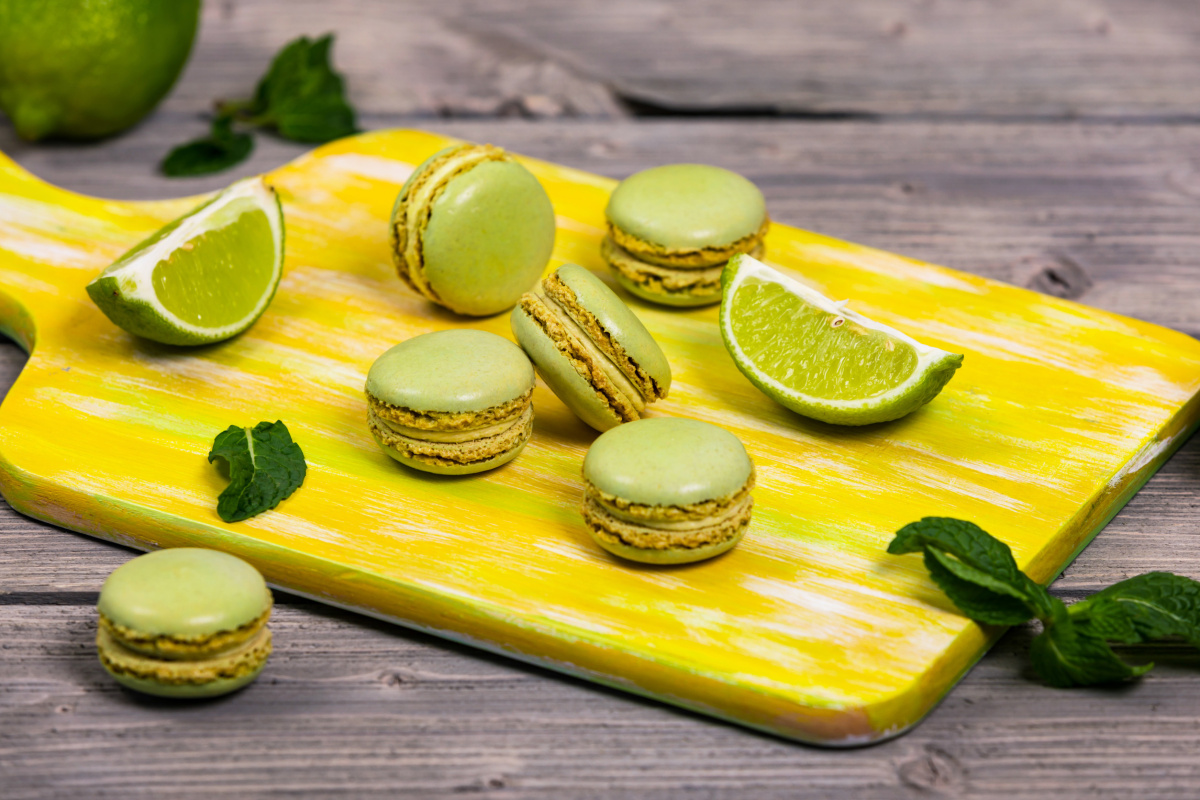 Macarons verts au citron vert et menthe fra&icirc;che.