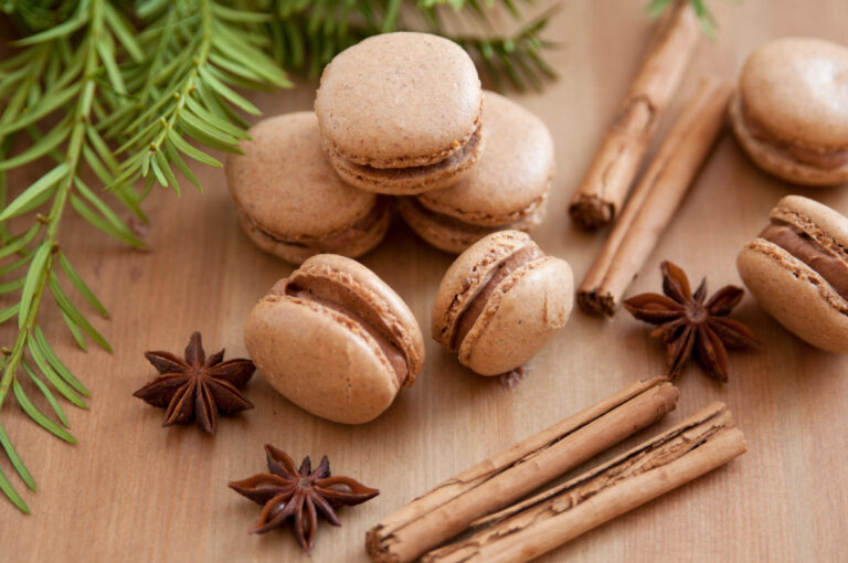 Macarons au pain d'épices avec bâtons de cannelle et anis étoilé.