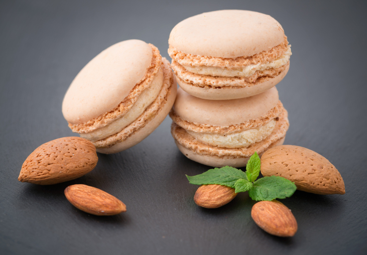 Macarons aux amandes de couleur beige avec des amandes.