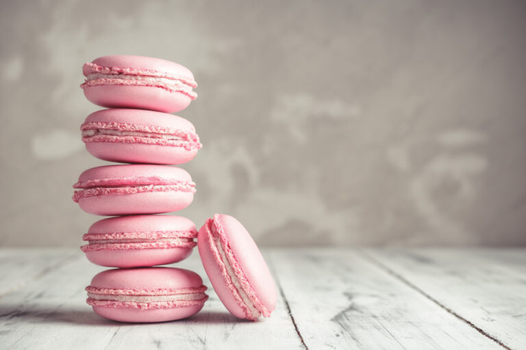 Macarons roses à la framboise.