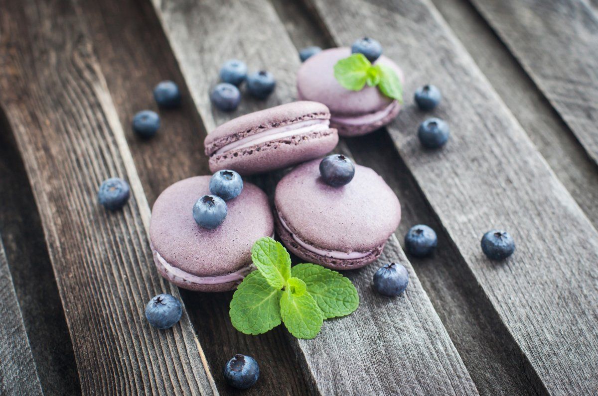 Macarons violets garnis de myrtilles fra&icirc;ches.