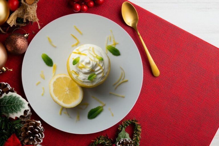 Mousse au citron servie dans un demi citron.