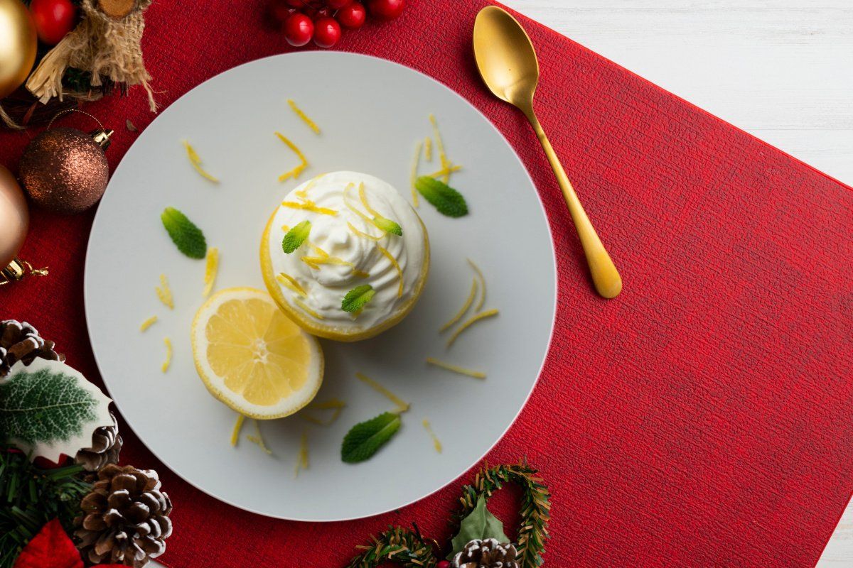 Mousse au citron servie dans un demi citron.