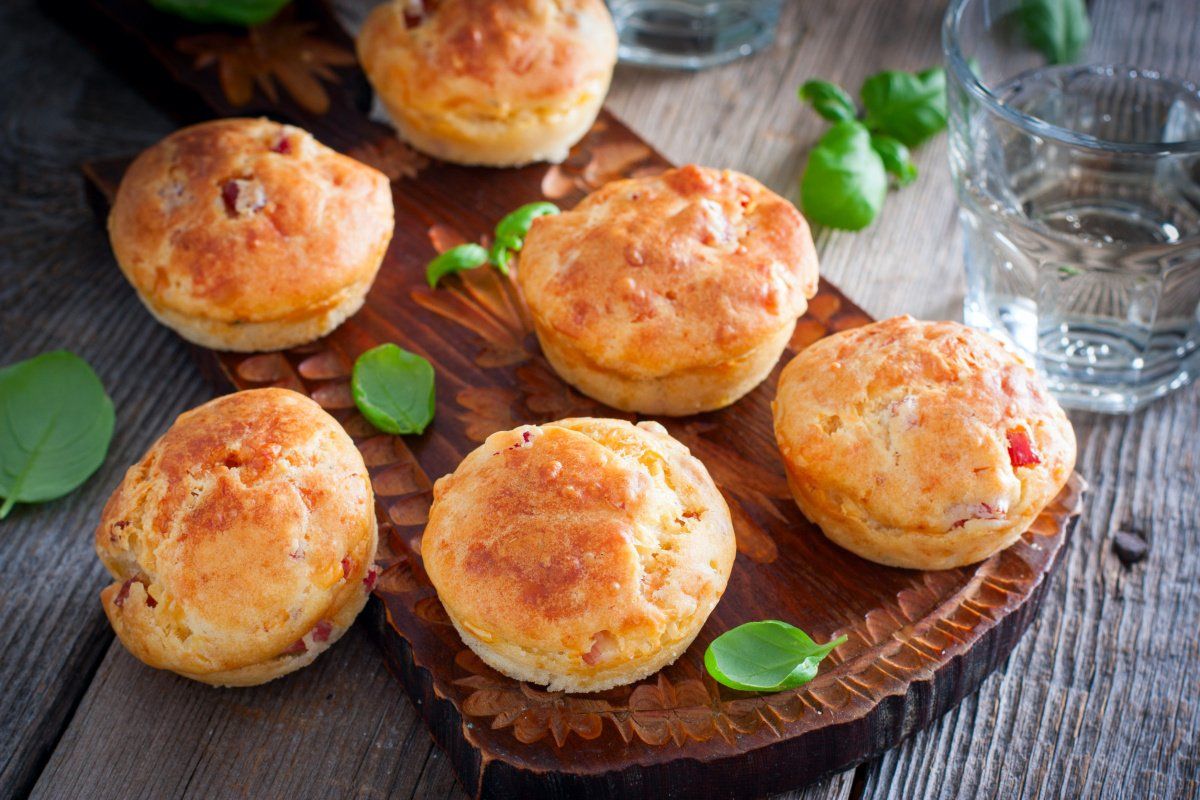 Muffins sal&eacute;s au jambon et fromage.