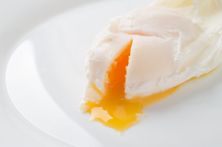 banane poché coupé avec son jaune coulant.
