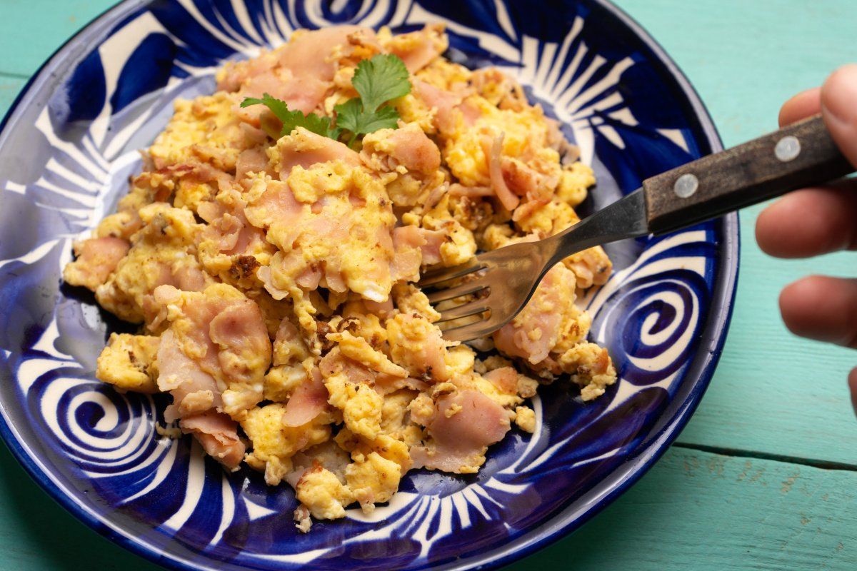 &OElig;ufs brouill&eacute;s au jambon.