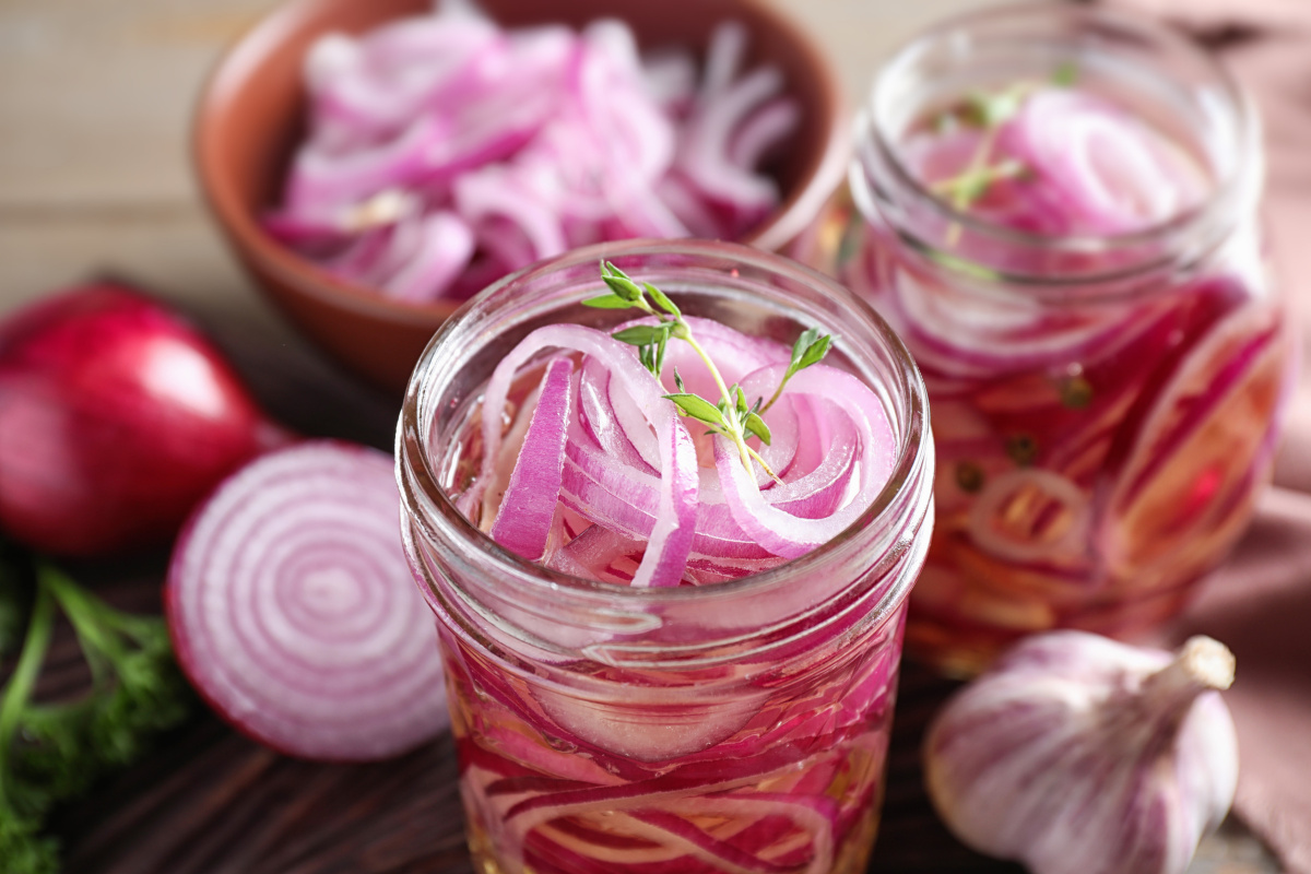 Bocaux d'oignons rouges au vinaigre faits maison.