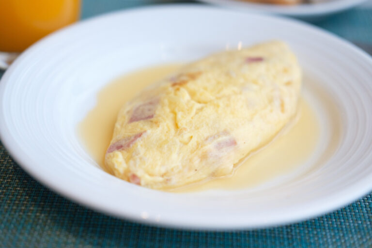 Omelette au jambon pliée.
