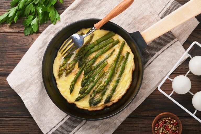 Omelette aux asperges vertes.