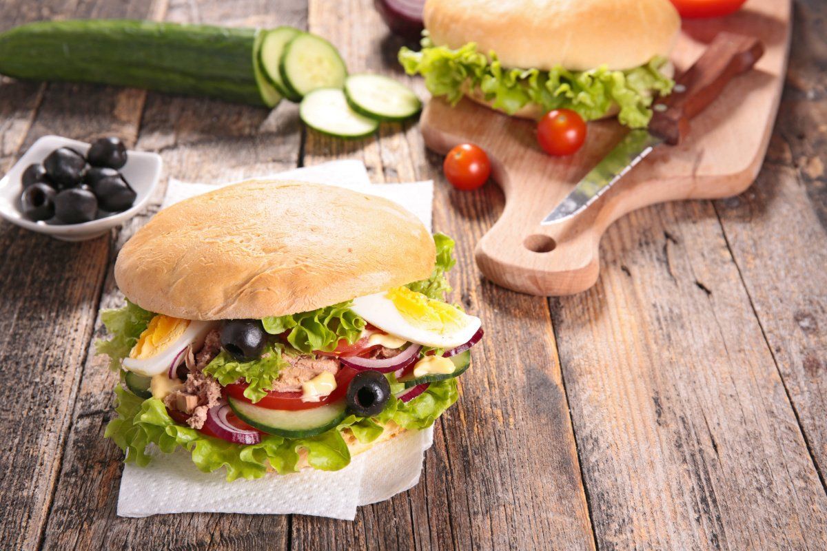 Pan bagnat au thon et crudit&eacute;s, sp&eacute;cialit&eacute; ni&ccedil;oise.