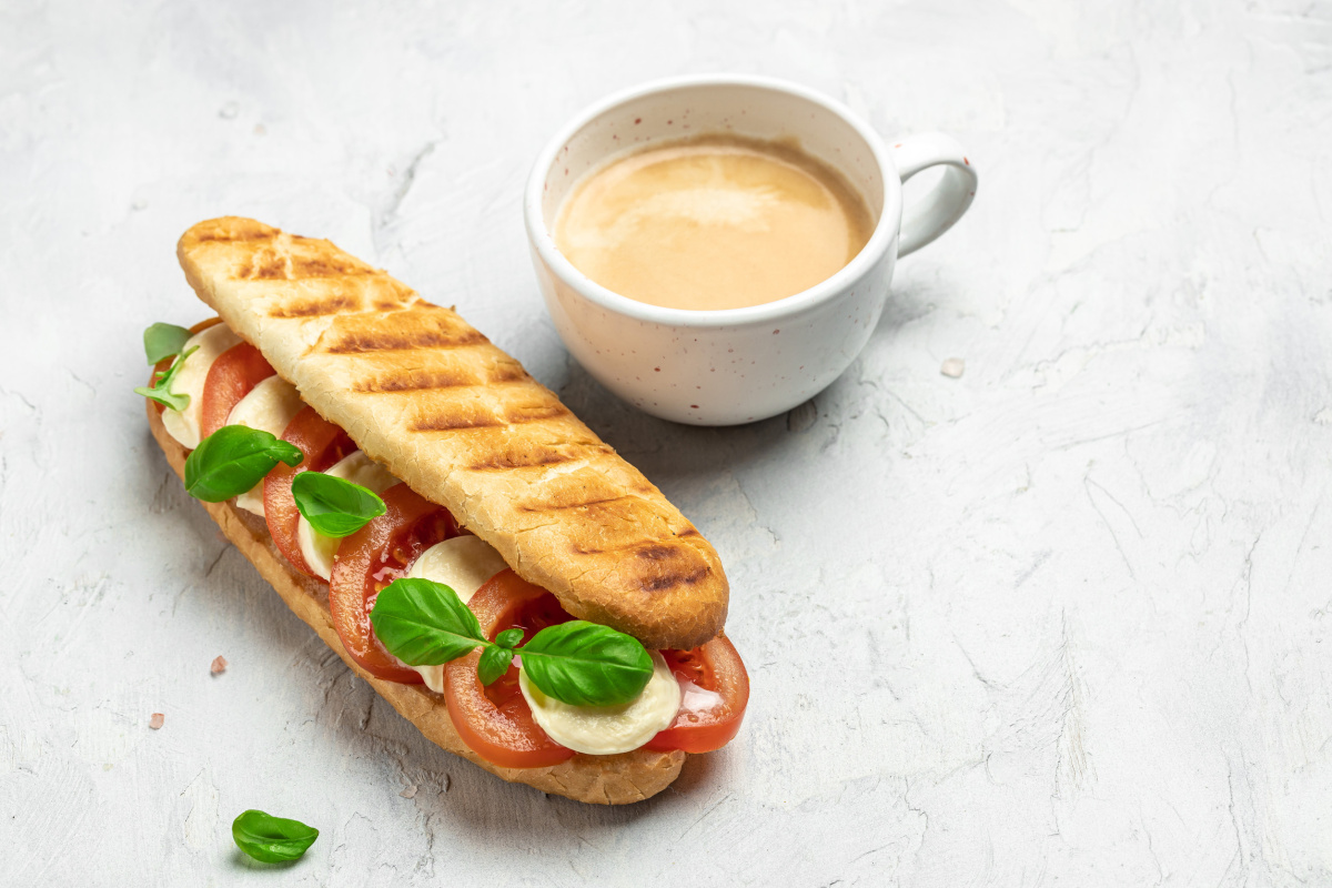 Panini Caprese grill&eacute; avec tomate, mozzarella et basilic.