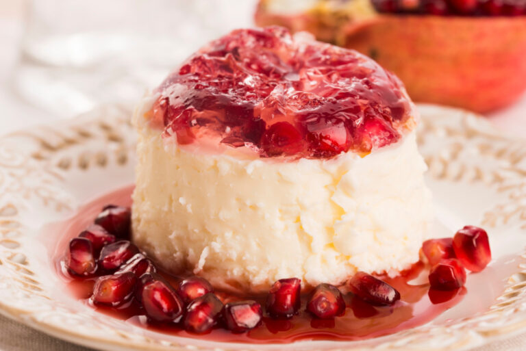 Panna cotta à la noix de coco et grenade.