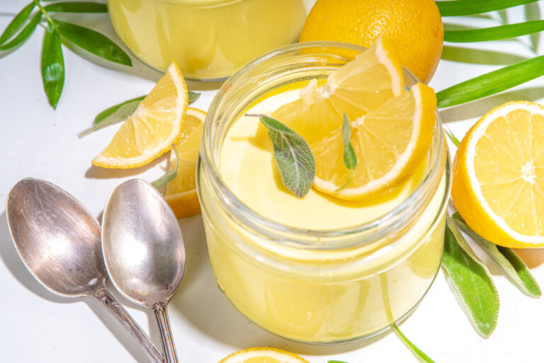 Panna cotta au citron avec des tranches de citron et sauge.