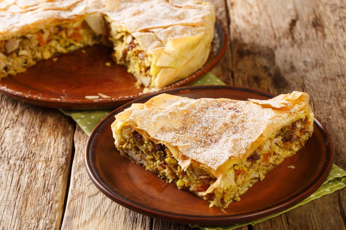 Part de pastilla au poulet marocaine.
