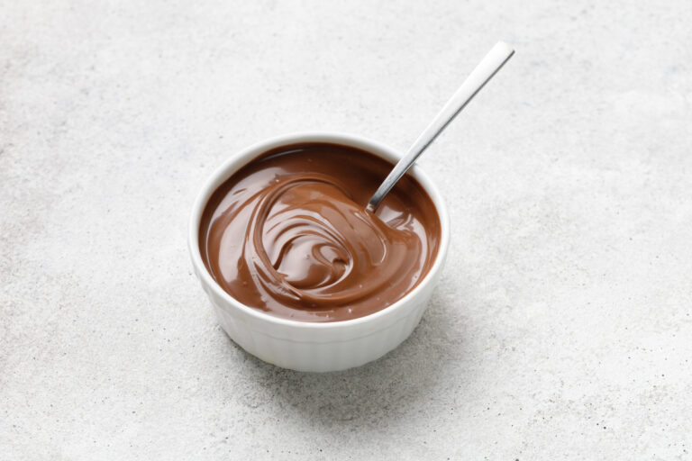 Pate à tartiner au chocolat maison dans un bol.