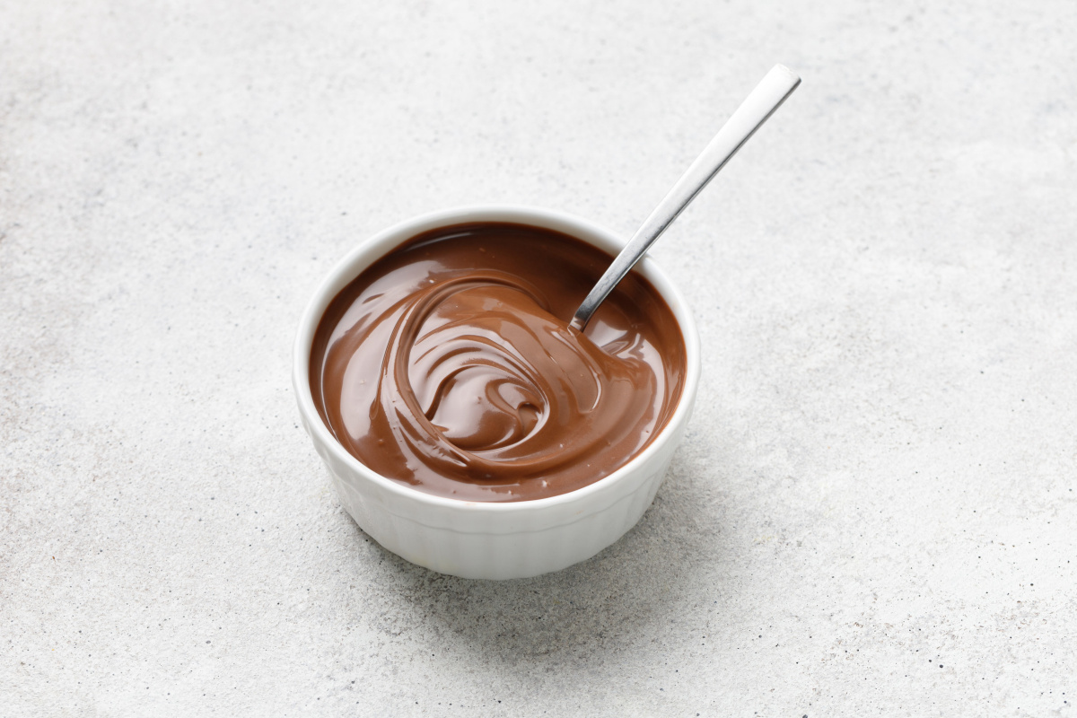 Pate &agrave; tartiner au chocolat maison dans un bol.