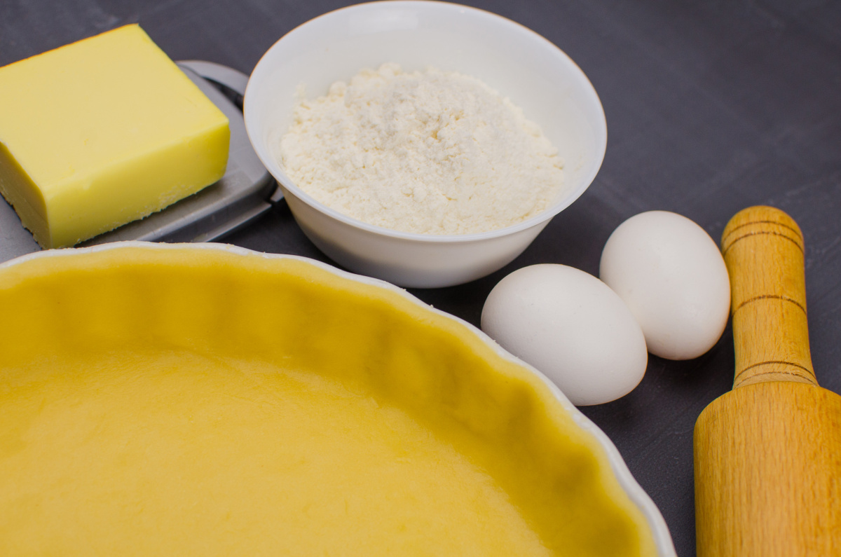 Ingr&eacute;dients pour p&acirc;te sabl&eacute;e : fond de tarte, beurre, farine et &oelig;ufs.