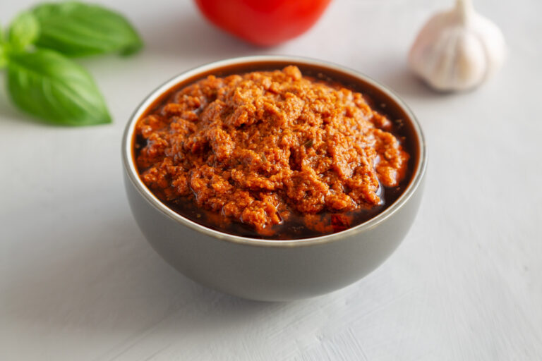 Bol de pesto de tomates séchées maison avec ail, basilic.
