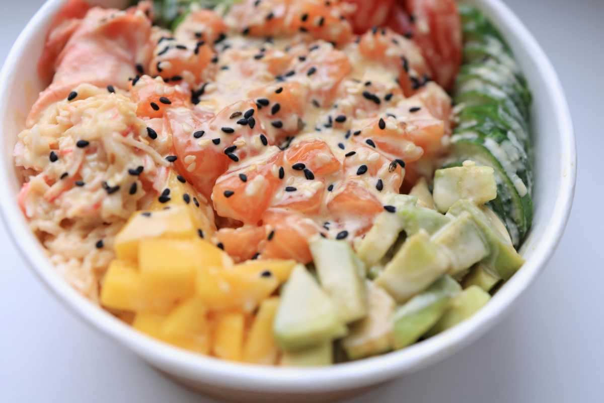 Poke bowl color&eacute; au saumon, avocat, mangue et concombre.