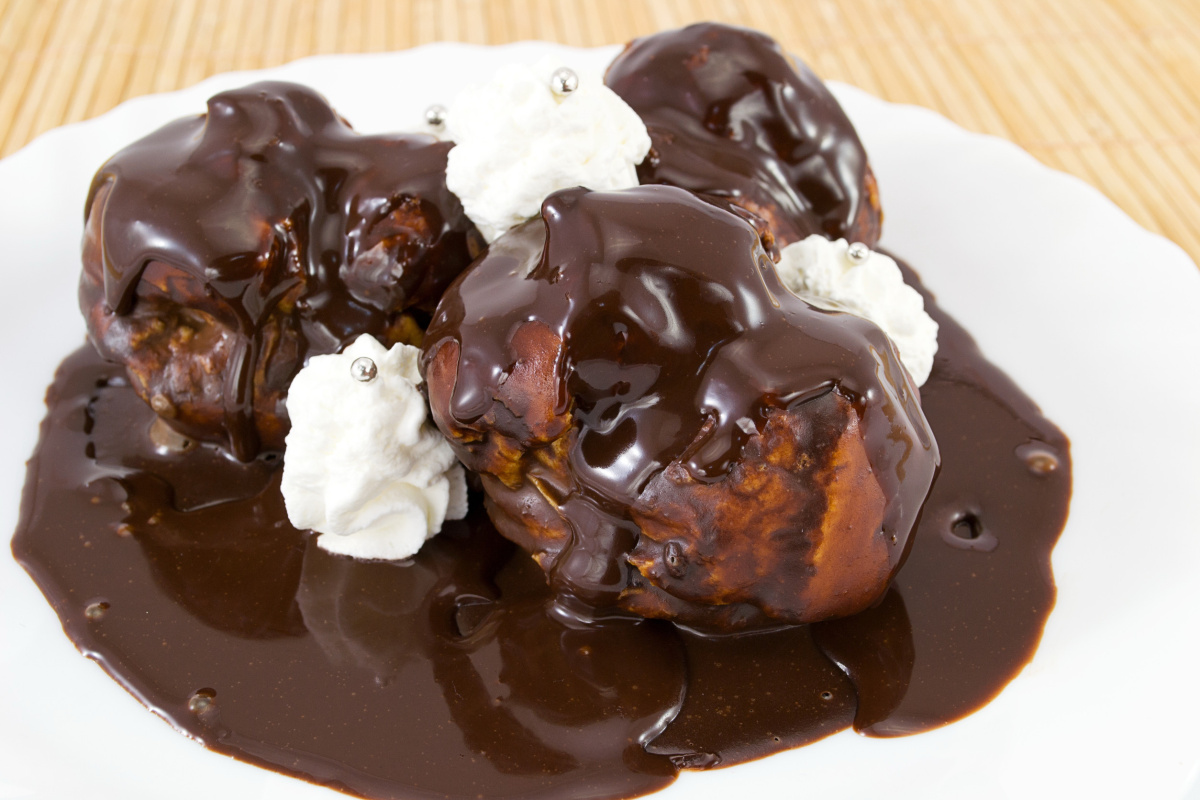 Profiteroles au chocolat avec leur coulis au chocolat et de la chantilly.