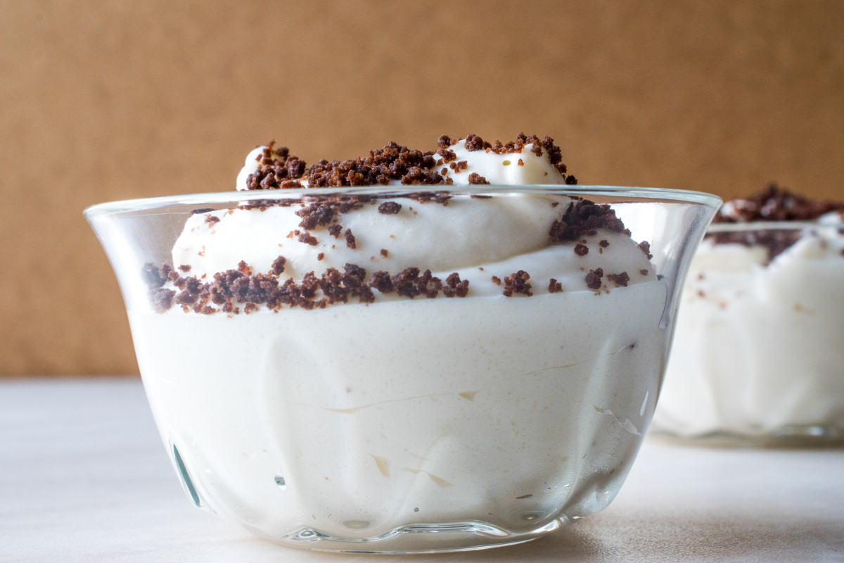 Verrine de pudding banane avec des miettes de biscuit au chocolat.