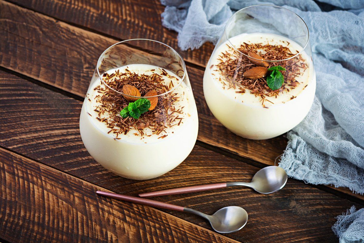 Verrines de pudding au lait garnies de chocolat, amandes et menthe.