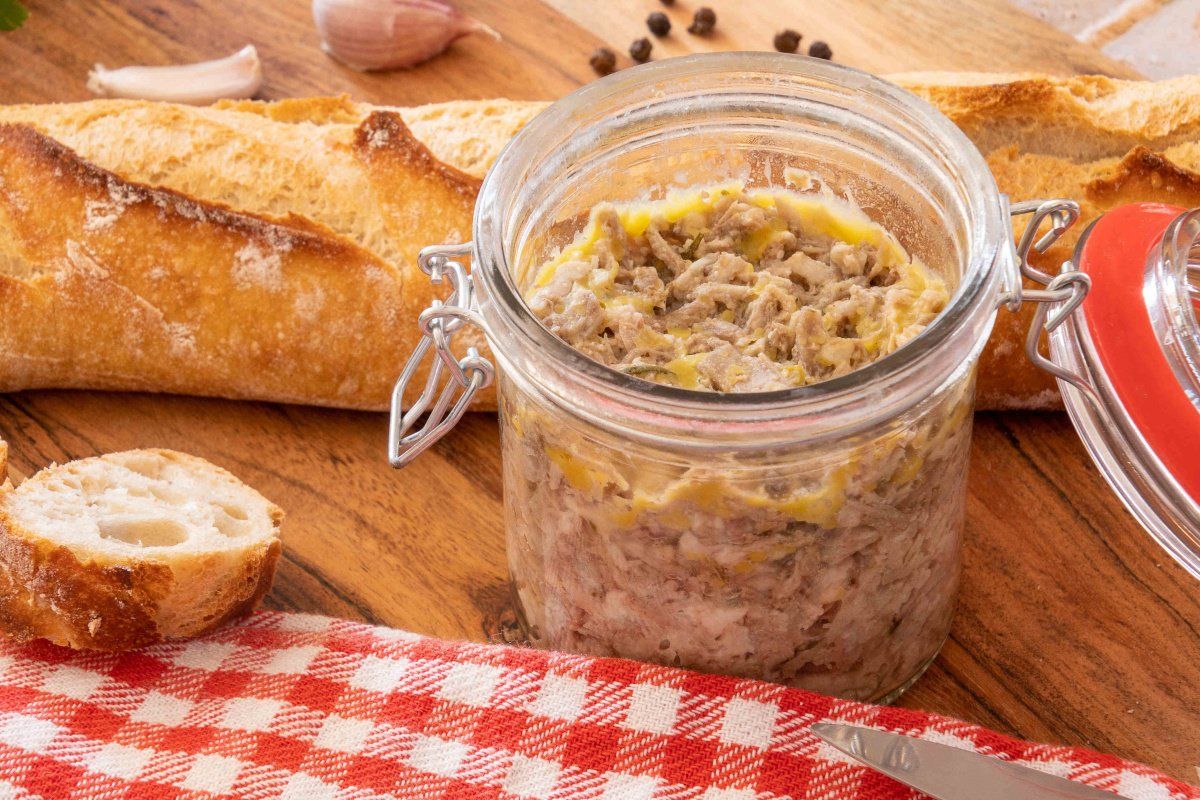 Bocal de rillettes maison.