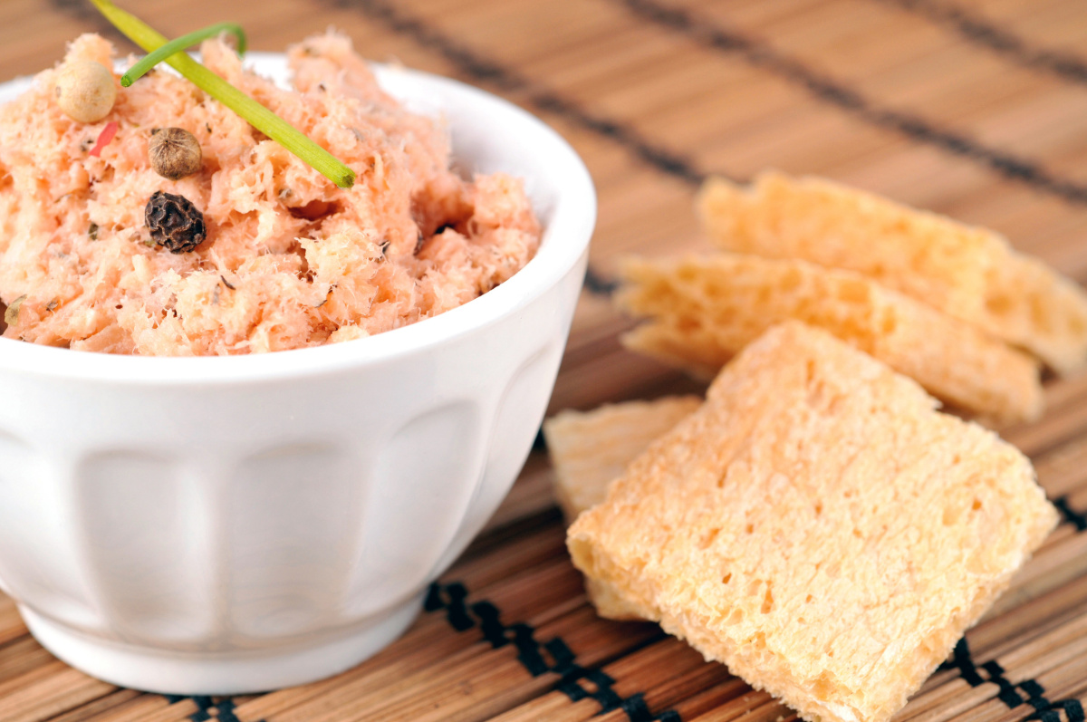 Rillettes de saumon maison, servies avec des toasts croustillants.