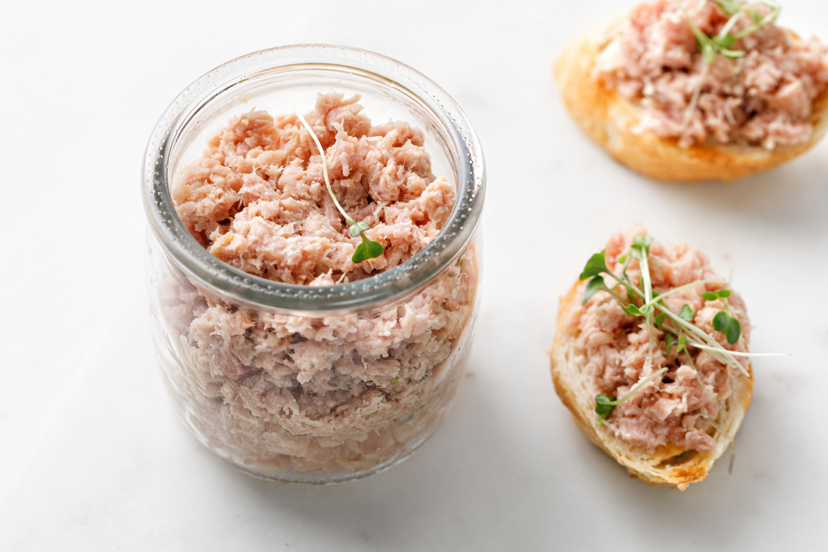 Bocal en verre de rillettes de thon.