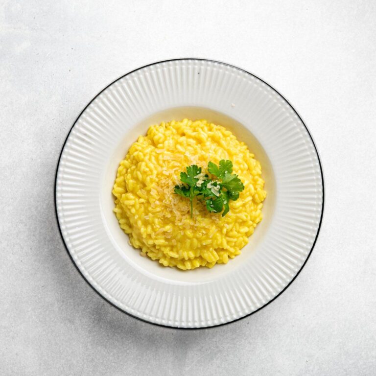 Risotto alla milanese au safran, garni de parmesan et de persil.